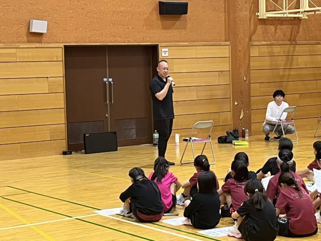 講習会で話している様子